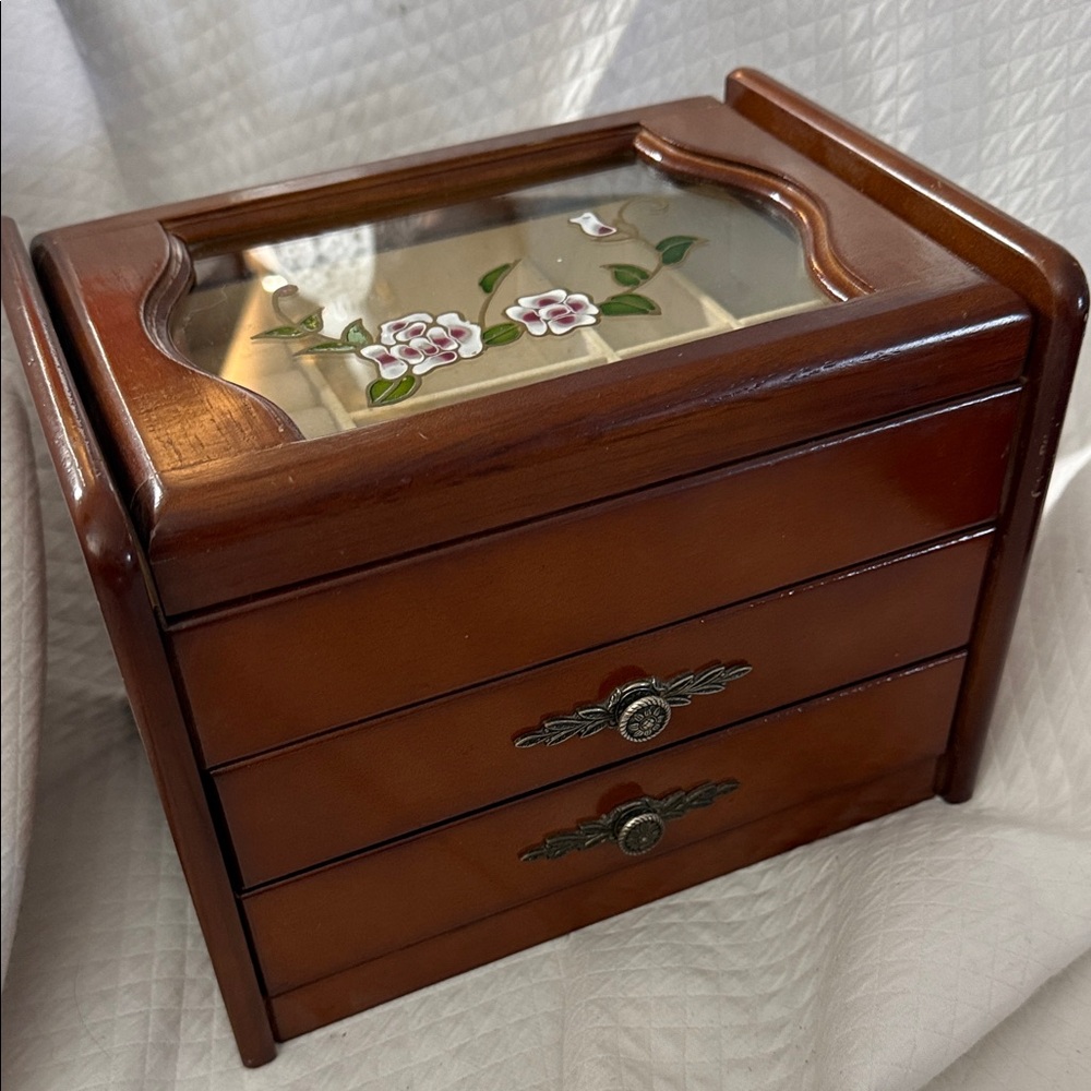 Vintage Wooden Jewelry Box with Floral Design. Excellent condtion. 9x6.25x7 inch